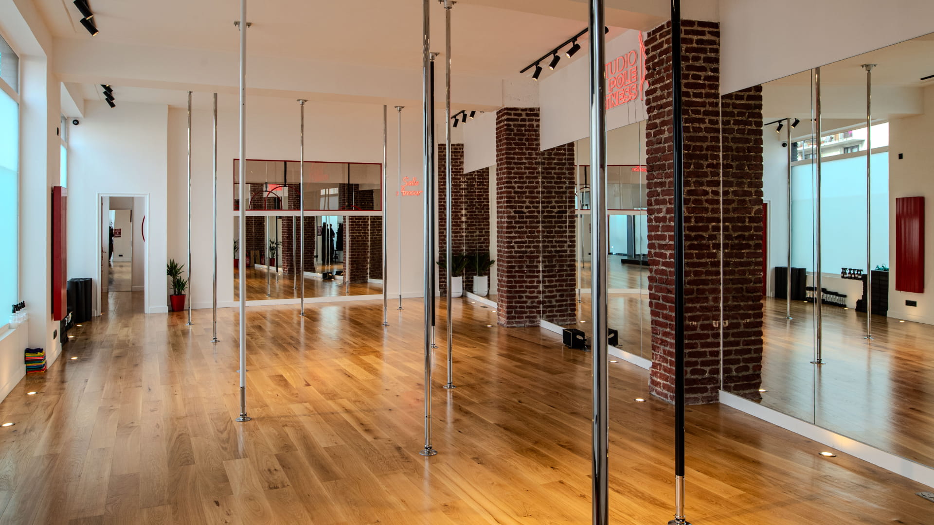 Pole &amp; Sport,2&nbsp;studios.